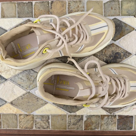 Stylish Beige Women's Sneakers - Picture 4 of 4